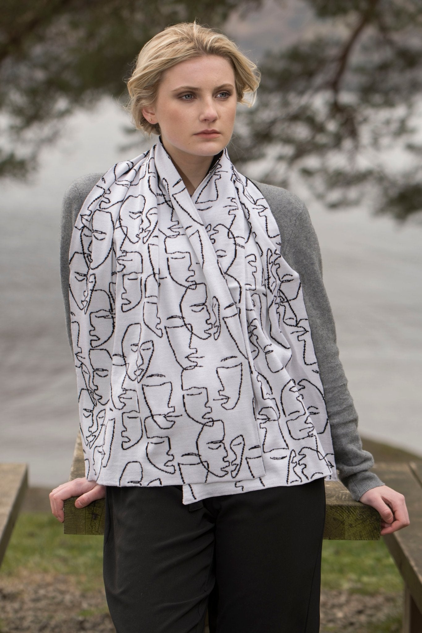 Jacquard scarf in black and white - Made Scotland